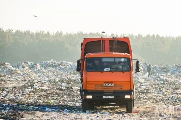 Фото: В Кемерове мусоровоз из-за возгорания избавился от отходов посреди дороги  1