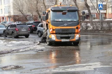 Фото: Кемеровские дорожники продолжают очищать город от грязи и пыли 1