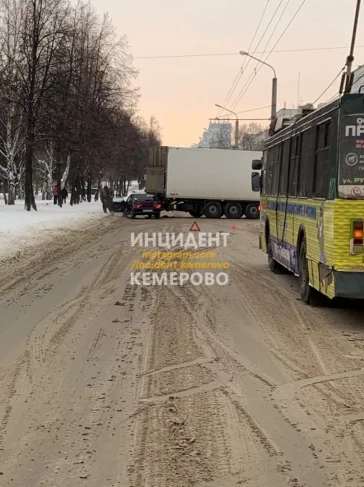 Фото: В Кемерове после ДТП фура заблокировала дорогу 1
