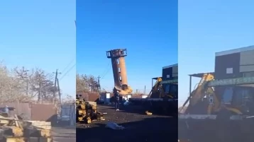 Фото: В Кузбассе на видео попал момент падения водонапорной башни  1