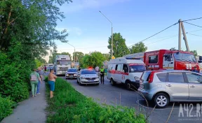 В Кемерове на шоссе Егорова образовалась пробка из-за столкнувшихся Toyota RAV4 и Nissan Note