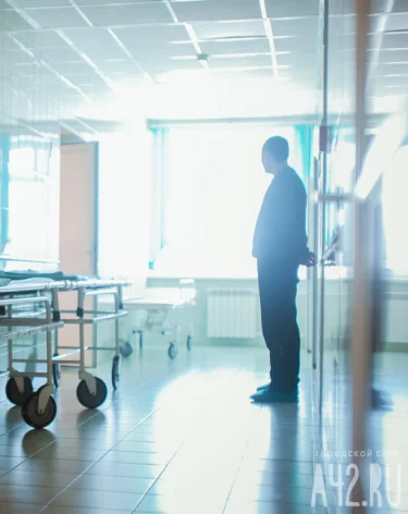 Кемеровчанка пожаловалась на слишком тонкую входную дверь больницы