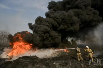 Фото: На трассе в Кемерове вспыхнул строительный вагончик 1