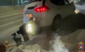В Кемерове полицейские помогли застрявшему в сугробе в 40-градусный мороз водителю