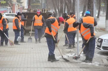 Фото: Заключённых начали привлекать к уборке снега в Кемерове 1