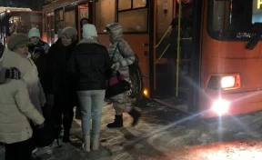 Из заглохшего автобуса под Арзамасом спасатели эвакуировали 26 детей и 30 взрослых