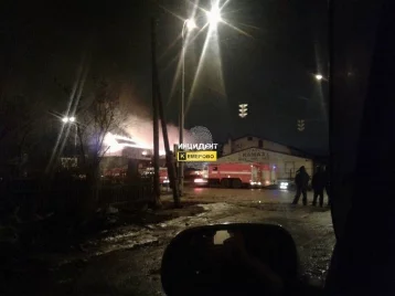 Фото: В Кемерове горит двухэтажное здание автосервиса 1