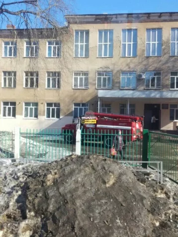 Фото: Из кемеровской школы эвакуировали 50 человек 1