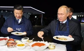 Путин и Си Цзиньпин вместе готовили блины с чёрной и красной икрой