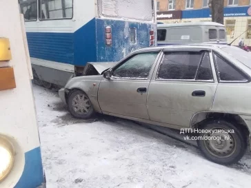 Фото: В Новокузнецке столкнулись трамвай и легковой автомобиль 3
