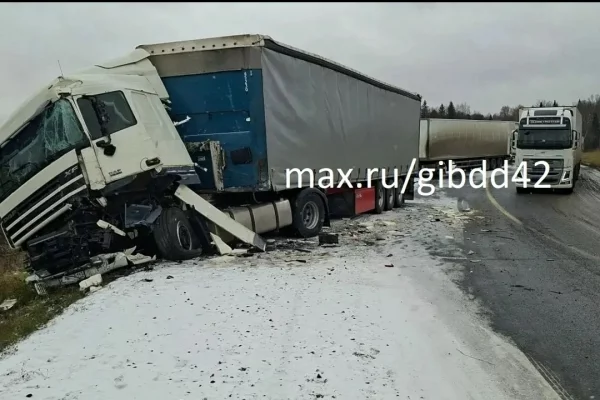 Две аварии с грузовиками создали затор на трассе Р-255 «Сибирь» в Кузбассе