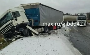 Две аварии с грузовиками создали затор на трассе Р-255 «Сибирь» в Кузбассе