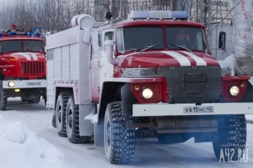 Фото: В Кемерове на проспекте Октябрьском  загорелся торговый павильон 1