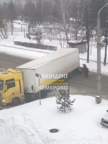 Фото: В Кемерове после ДТП фура заблокировала дорогу 2