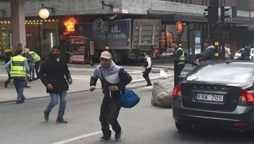 Фото: Обнародованы фотографии террориста, въехавшего в толпу в центре Стокгольма 1