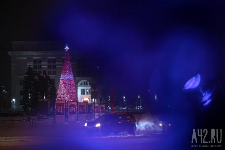 Фото: Главная красавица Кузбасса: новогодняя ёлка на площади Советов 16