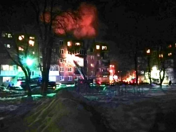 Фото: Пожар в кемеровской многоэтажке тушили 30 сотрудников МЧС 1