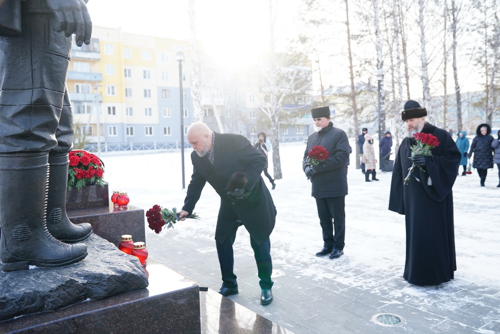 Сергей Цивилёв возложил цветы в память о погибших на кузбасской шахте «Листвяжная»