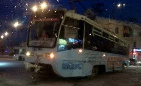 В Кемерове сломавшийся трамвай перегородил проезжую часть