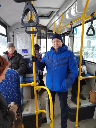 Фото: Замгубернатора Кузбасса прокатился на холодном автобусе в Новокузнецке 2