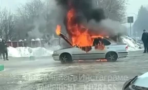 В Кузбассе автомобиль сгорел, пока его владелец был в магазине