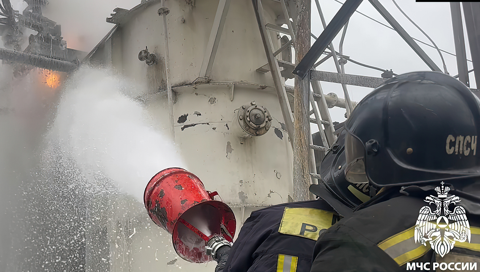 В МЧС показали кадры тушения пожара на ГРЭС в Кемерове