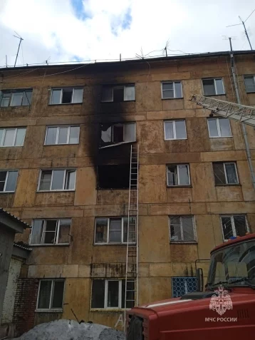 Фото: В Кузбассе огнеборцы вывели из горящего здания почти 20 человек  1