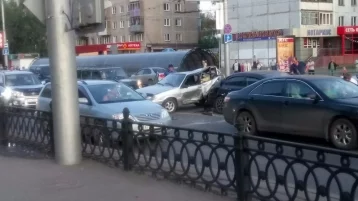 Фото: В Новокузнецке водитель Mercedes Benz устроил массовое ДТП в ходе погони 1