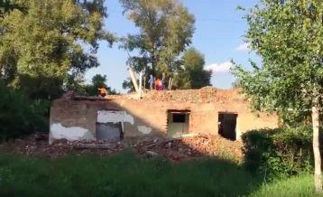 Фото: Дети играют в руинах: новокузнечане боятся трагедии 1