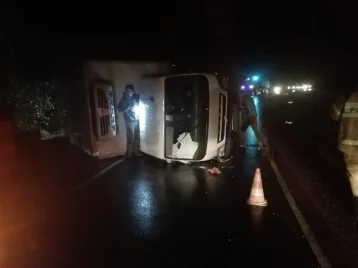 Фото: В Кузбассе грузовик упал на бок, есть пострадавший 1