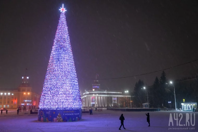 Фото: Главная красавица Кузбасса: новогодняя ёлка на площади Советов 17