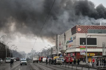 Фото: В доступных помещениях в горящем в Кемерове ТЦ не обнаружили людей 1