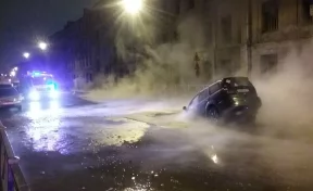 В Санкт-Петербурге в размыв кипятка провалился внедорожник с водителем