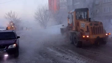 Фото: «Машины вмёрзли в лёд»: кемеровчане пожаловались на коммунальную аварию на Пионерском бульваре 2