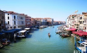 В Венеции главный водный канал окрасился в ярко-зелёный цвет