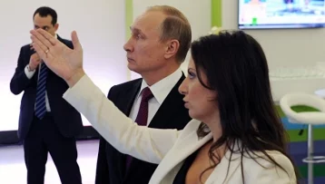 Фото: Сенатор в США продемонстрировала коллегам «рассекреченное» фото Путина и Симоньян 1