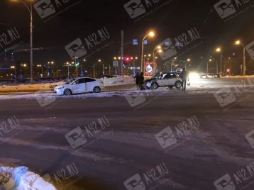 Фото: На кемеровском перекрёстке в центре города произошло серьёзное ДТП 1