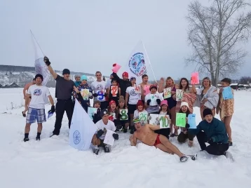 Фото: Кузбасские любители зимнего плавания отметили День моржа 1