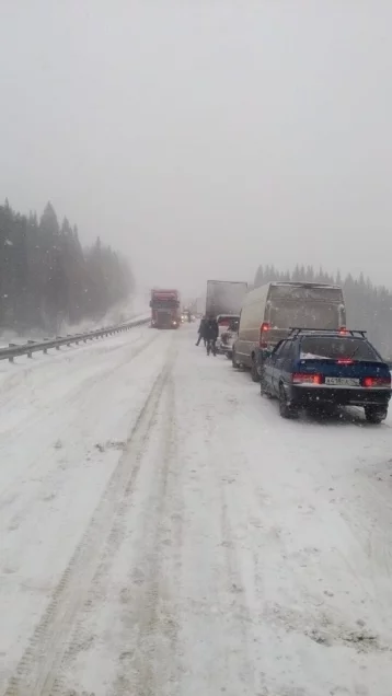 Фото: Кузбасские водители предупредили в соцсетях о сильном гололёде и плохой видимости на дорогах 4