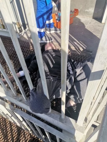 Фото: В Кемерове мужчина застрял в перилах у подъезда: потребовалась помощь спасателей 1