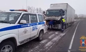 В Кузбассе сотрудники ГАИ помогли водителю, у которого сломался грузовик на трассе