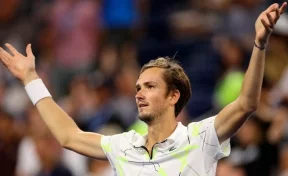 «Продолжайте!»: теннисист Медведев поблагодарил зрителей, что они болеют против него