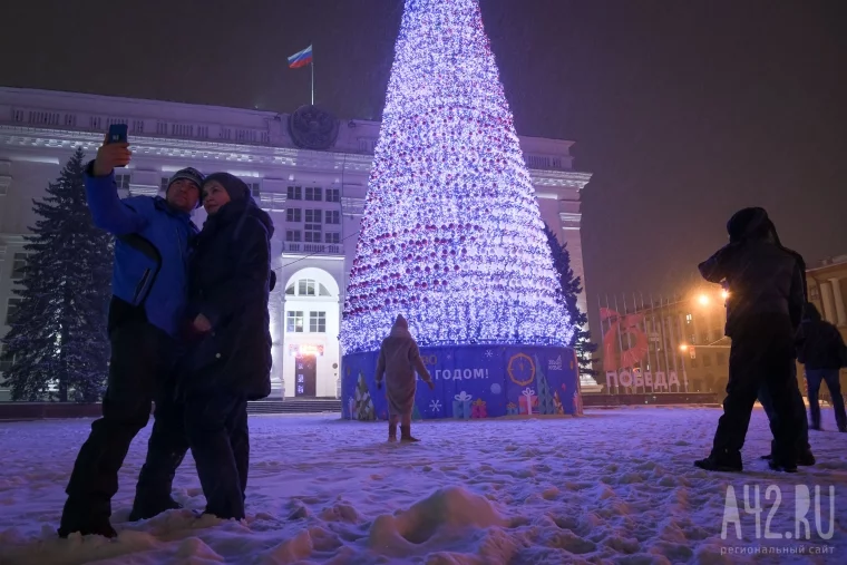 Фото: Главная красавица Кузбасса: новогодняя ёлка на площади Советов 18