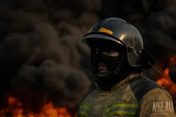 Фото: Очевидцы: в Кузбассе загорелось здание супермаркета 1