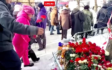 Фото: Стихийный мемориал: жители Магнитогорска несут цветы и игрушки к месту трагедии 1