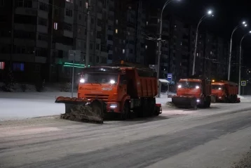 Фото: В Кемерове 114 единиц техники и около 200 рабочих чистят дороги от снега 1