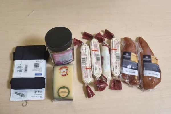 Кемеровчанка попыталась похитить из магазина сыр, кофе и колготки