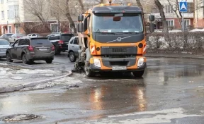 Кемеровские дорожники продолжают очищать город от грязи и пыли