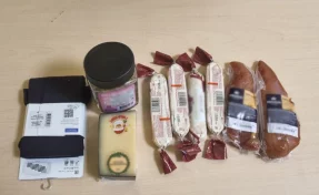 Кемеровчанка попыталась похитить из магазина сыр, кофе и колготки