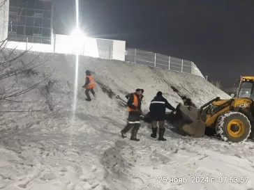 Фото: В Новокузнецке дети устроили опасные игры у нового футбольного манежа на Запсибе 3